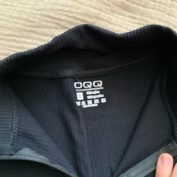 New QQQ Ribbed Black One Piece Short Sleeve Zip Front Bodysuit - Picture 3 of 6